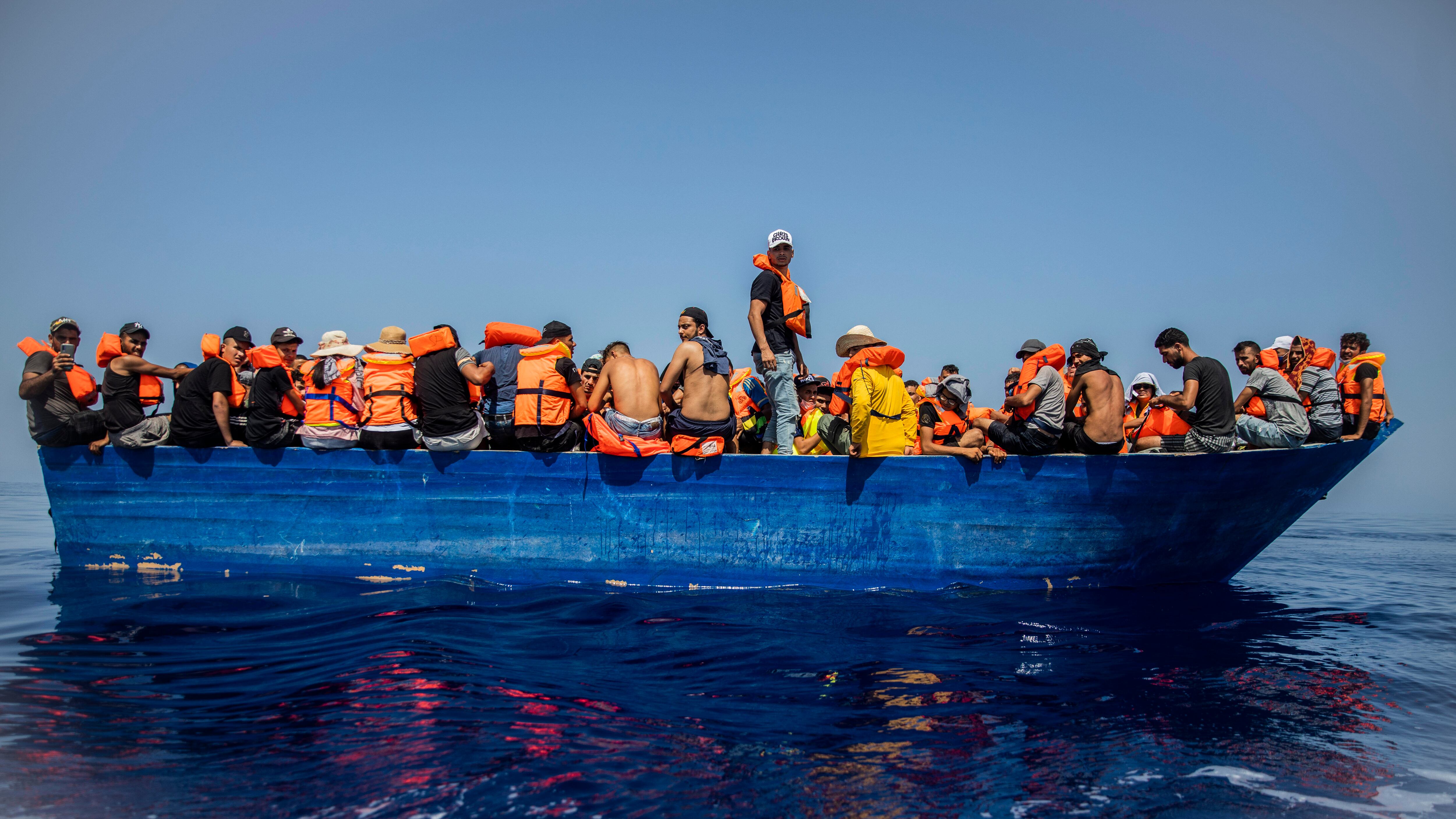 Lampedusa scoppia, l'Ong soccorre altri 400 migranti