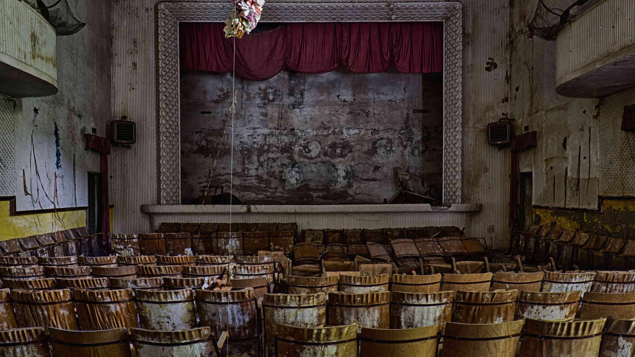 La favola del burattino dimenticato tra le quinte di un teatro