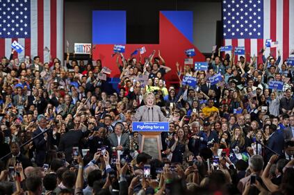 Hillary festeggia la vittoria 5