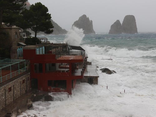 Maltempo in Campania: allagamenti e forte vento, isolata Capri. Prorogata l'allerta meteo
