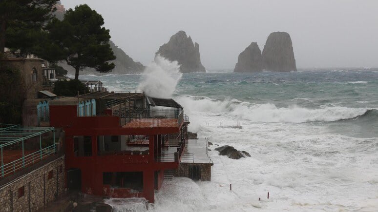 Maltempo in Campania: allagamenti e forte vento, isolata Capri. Prorogata l'allerta meteo