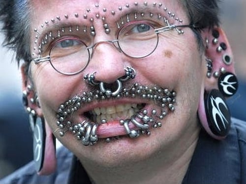 Dubai non fa entrare l'uomo con più piercing al mondo