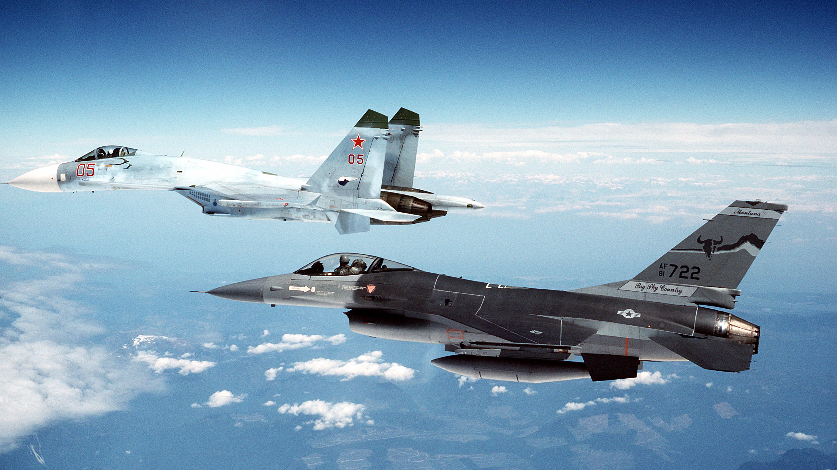 Tensione nei cieli: F-16 della Nato avvicina aereo del ministro del Cremlino