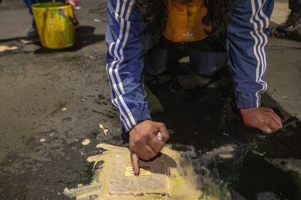 Attivisti posano pietre d'inciampo con i nomi dei bambini morti a Gaza 10