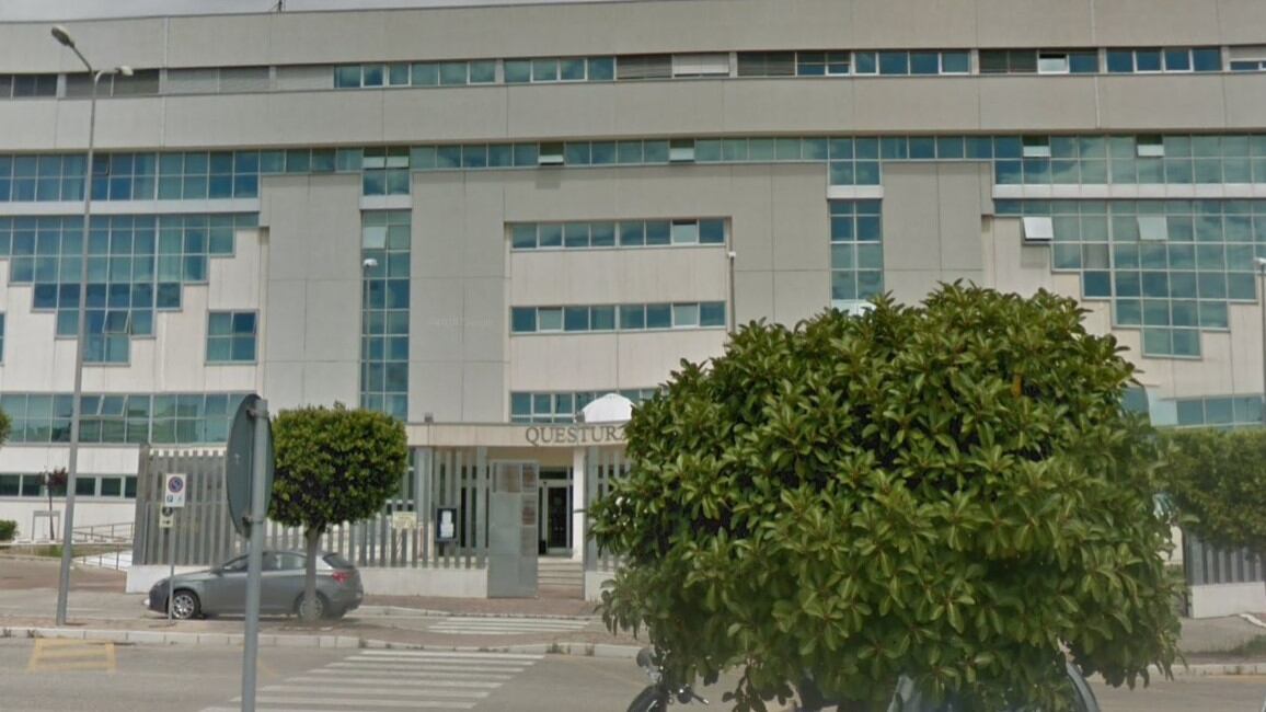 Taranto, 40enne fa cadere denti alla madre e la attacca con l'ascia