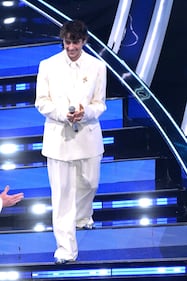 Sanremo 2024, dai cantanti in gara al co-conduttore: ecco tutti i look della prima serata del Festival  1