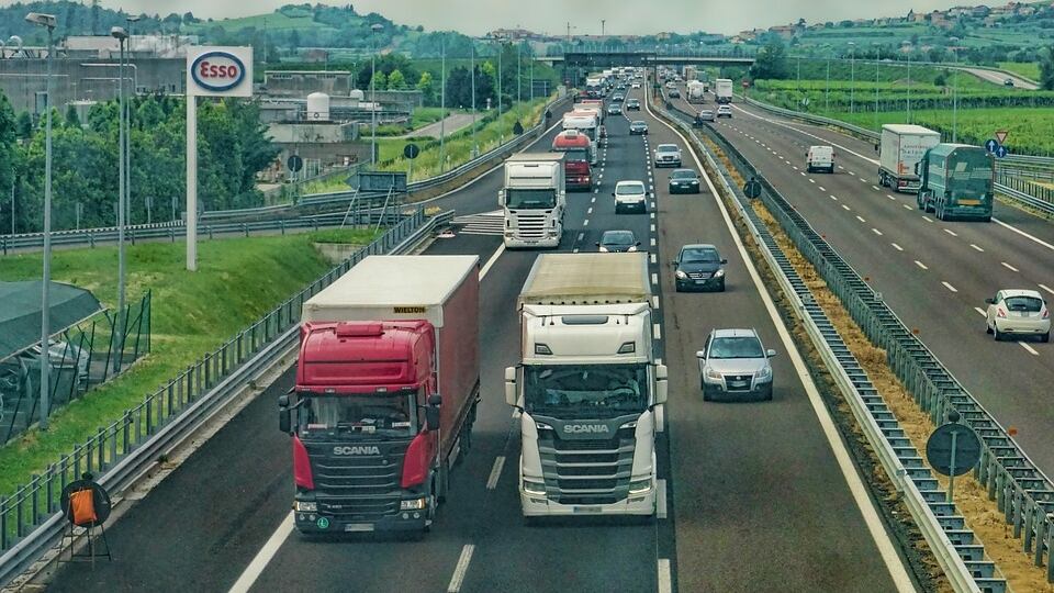 Camionisti bielorussi litigano. Poi si accoltellano