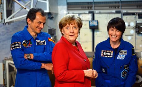La Merkel con gli astronauti dell'Esa 3