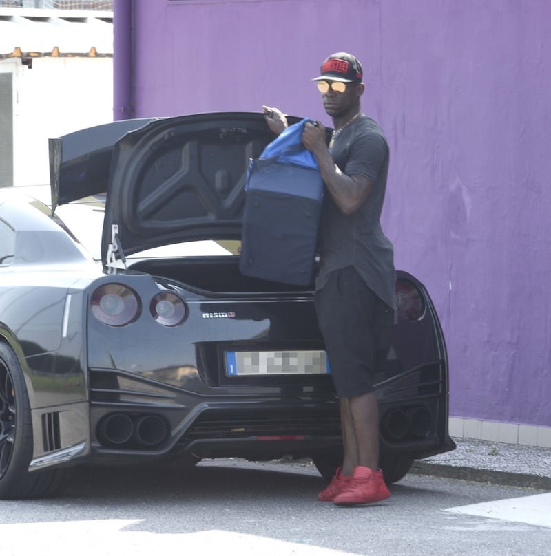 Balotelli e la sua macchina di lusso: gli scatti del nuovo gioiello di Supermario 2