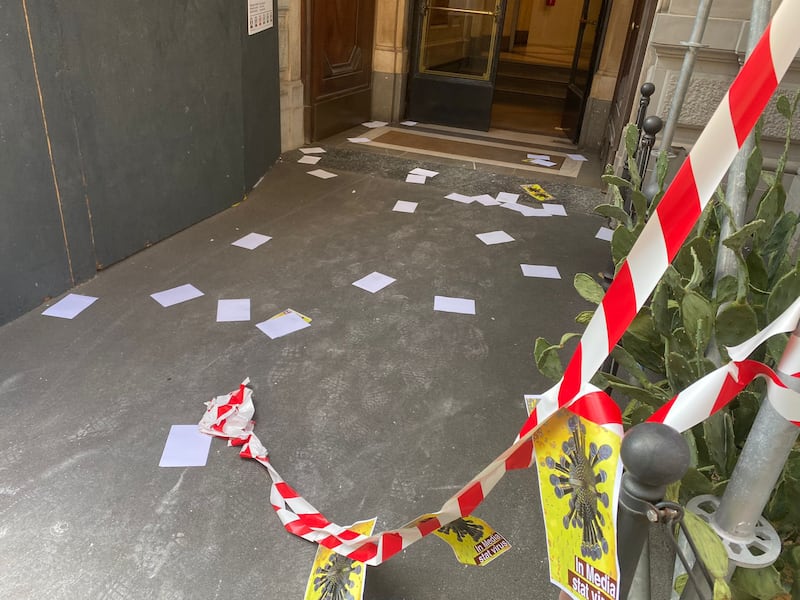 Protesta no-vax sotto la sede de ilGiornale 2