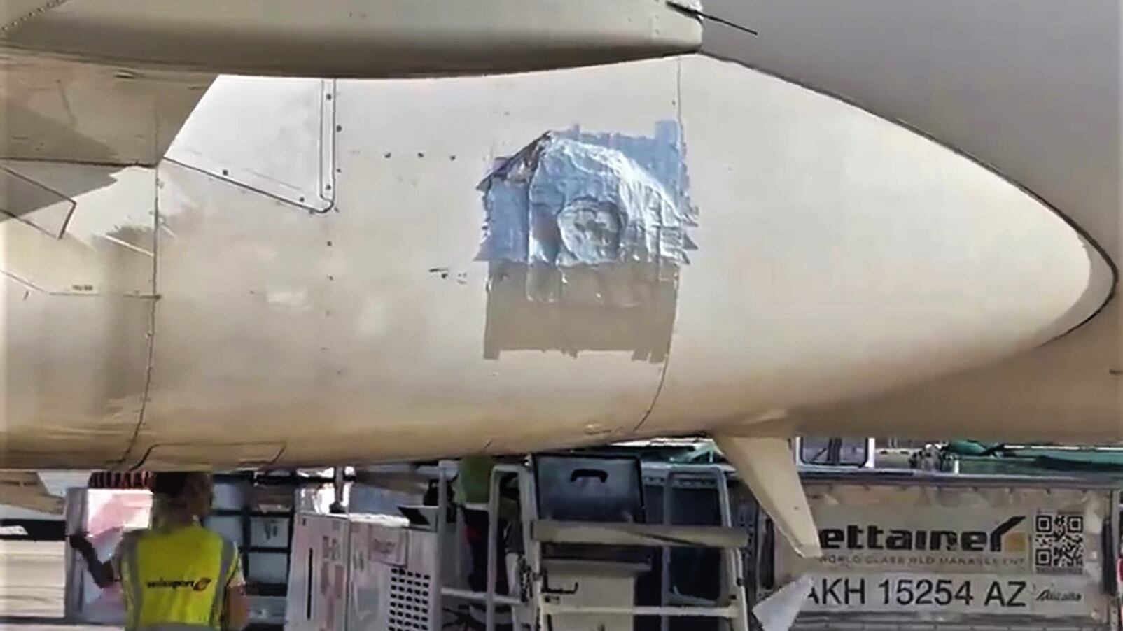 Volo Cagliari-Roma con l'aereo rattoppato, la scoperta choc