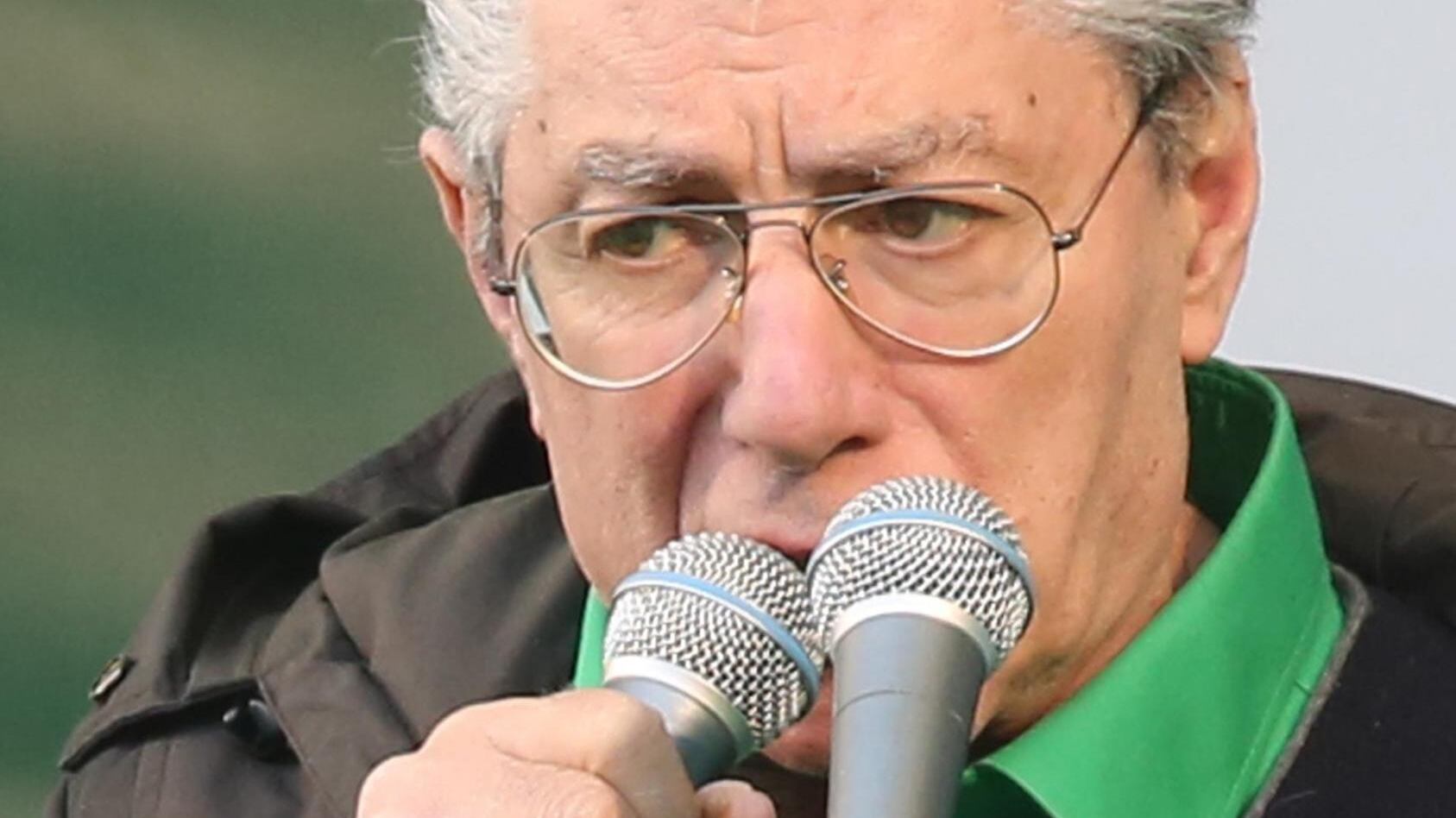 Bossi fonda un nuovo partito. Anzi no