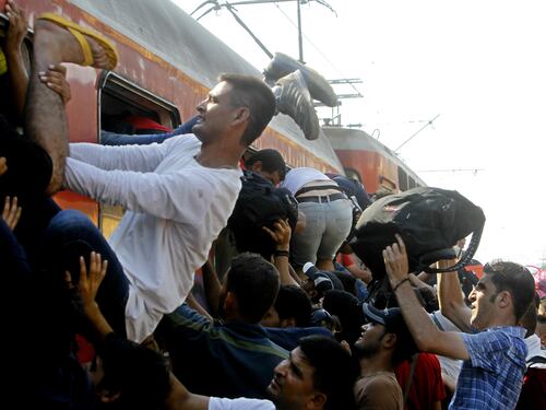 Macedonia, gli immigrati assaltano i treni per entrare illegalmente in Europa