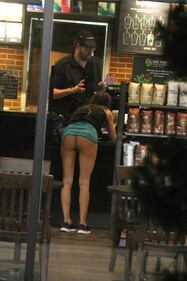 Scandalo a Hollywood: Alicia Arden mostra il lato b in un caffè 4