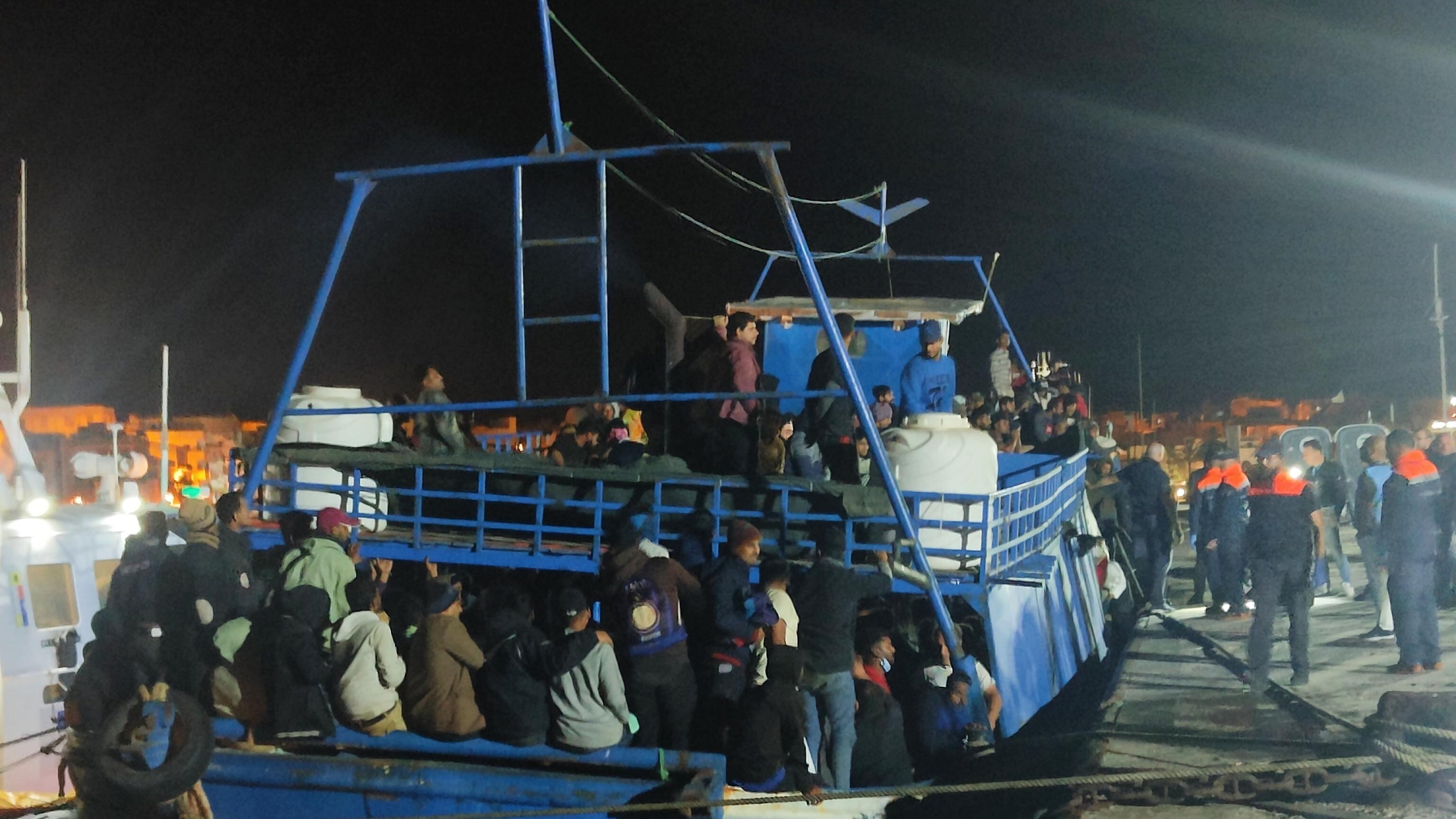 Maxi sbarco a Lampedusa: in 400 su un peschereccio