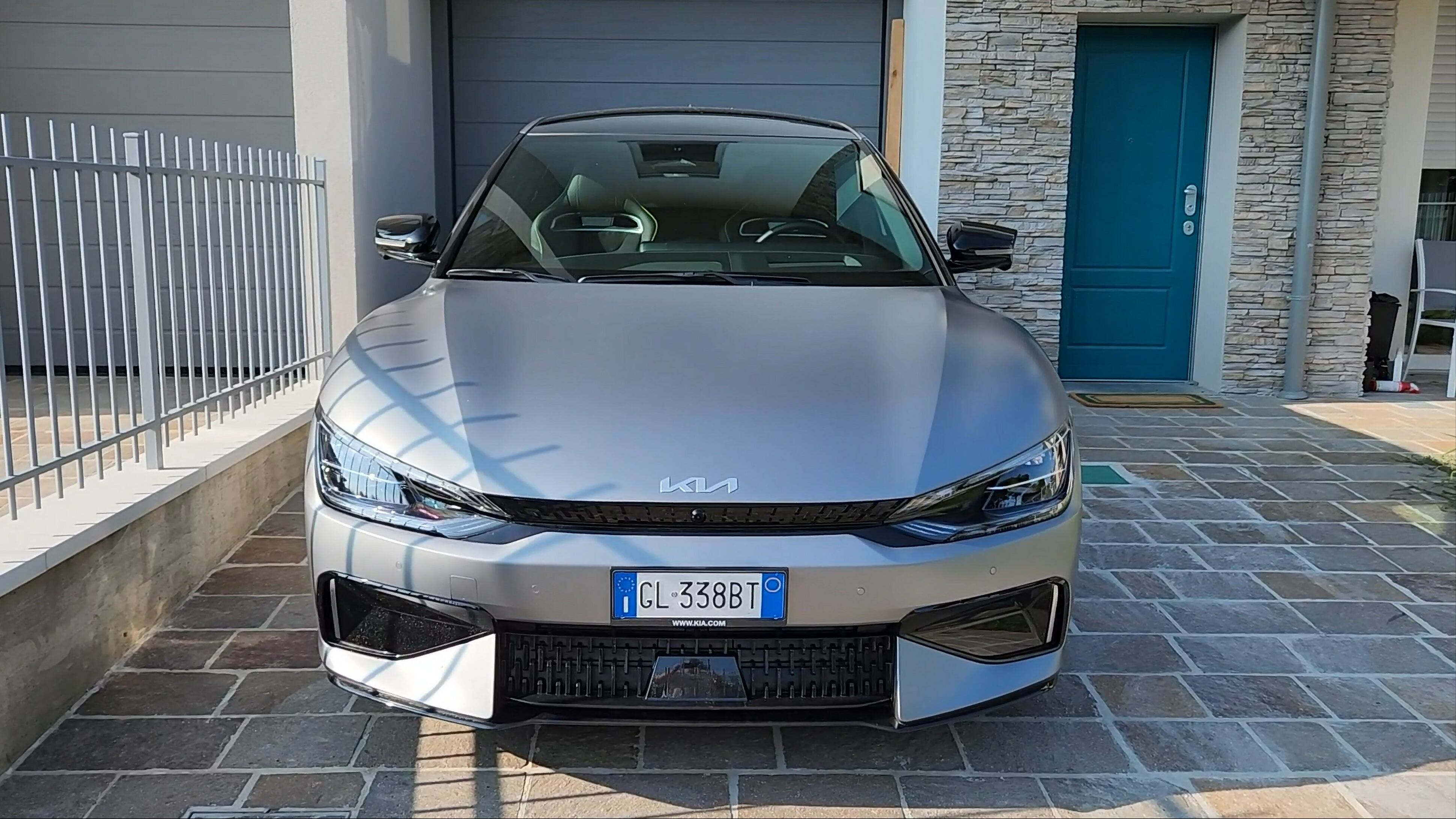 Auto elettriche in autostrada: 300 km senza ricaricare con Kia EV6