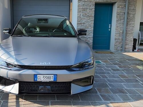 Auto elettriche in autostrada: 300 km senza ricaricare con Kia EV6