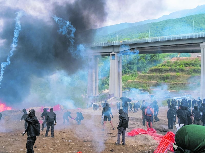 Otto arrestati a Parigi. Provavano nei tunnel gli esplosivi anti-Tav