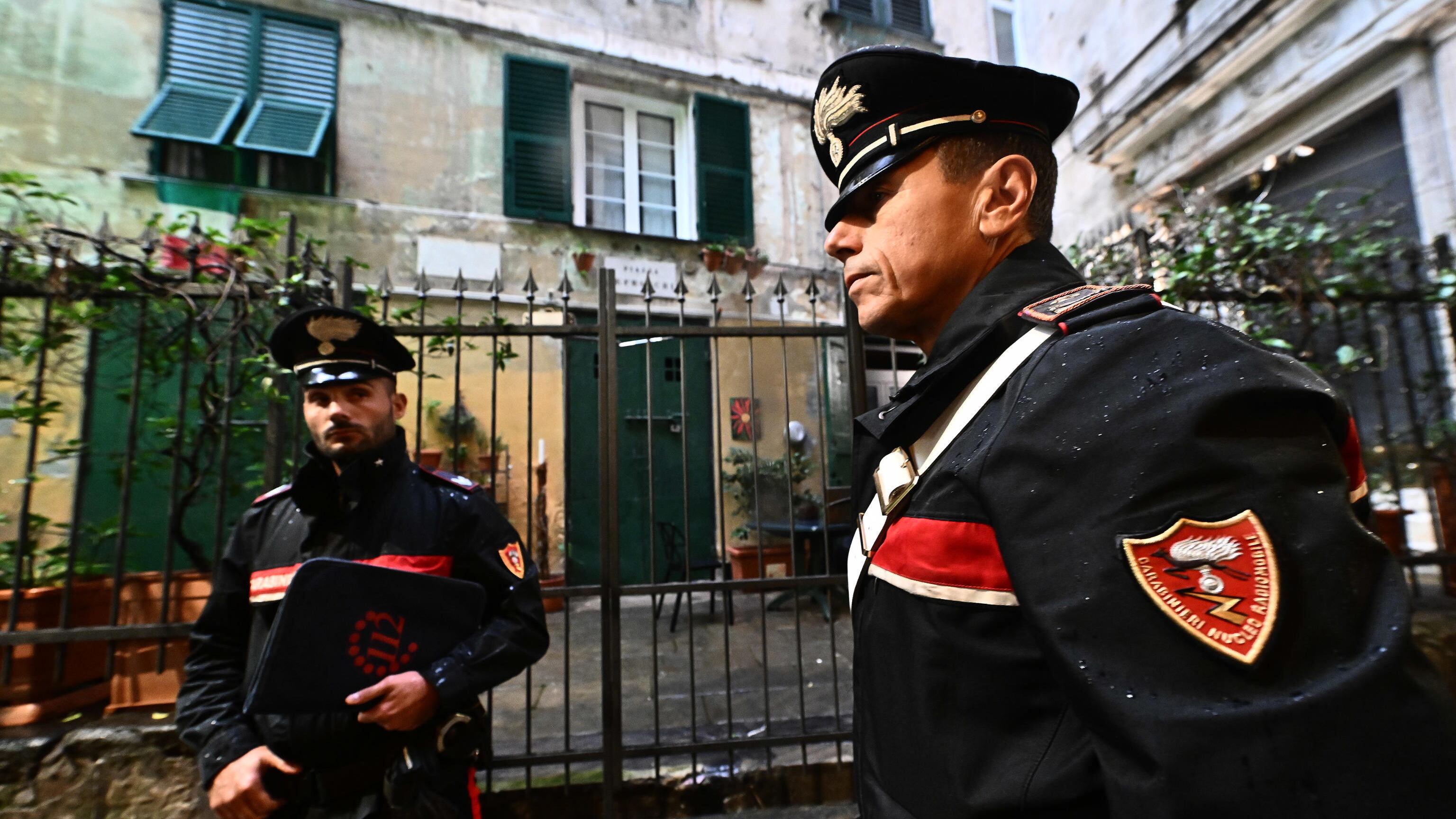 Esasperato dalla movida. Scaglia una freccia e uccide