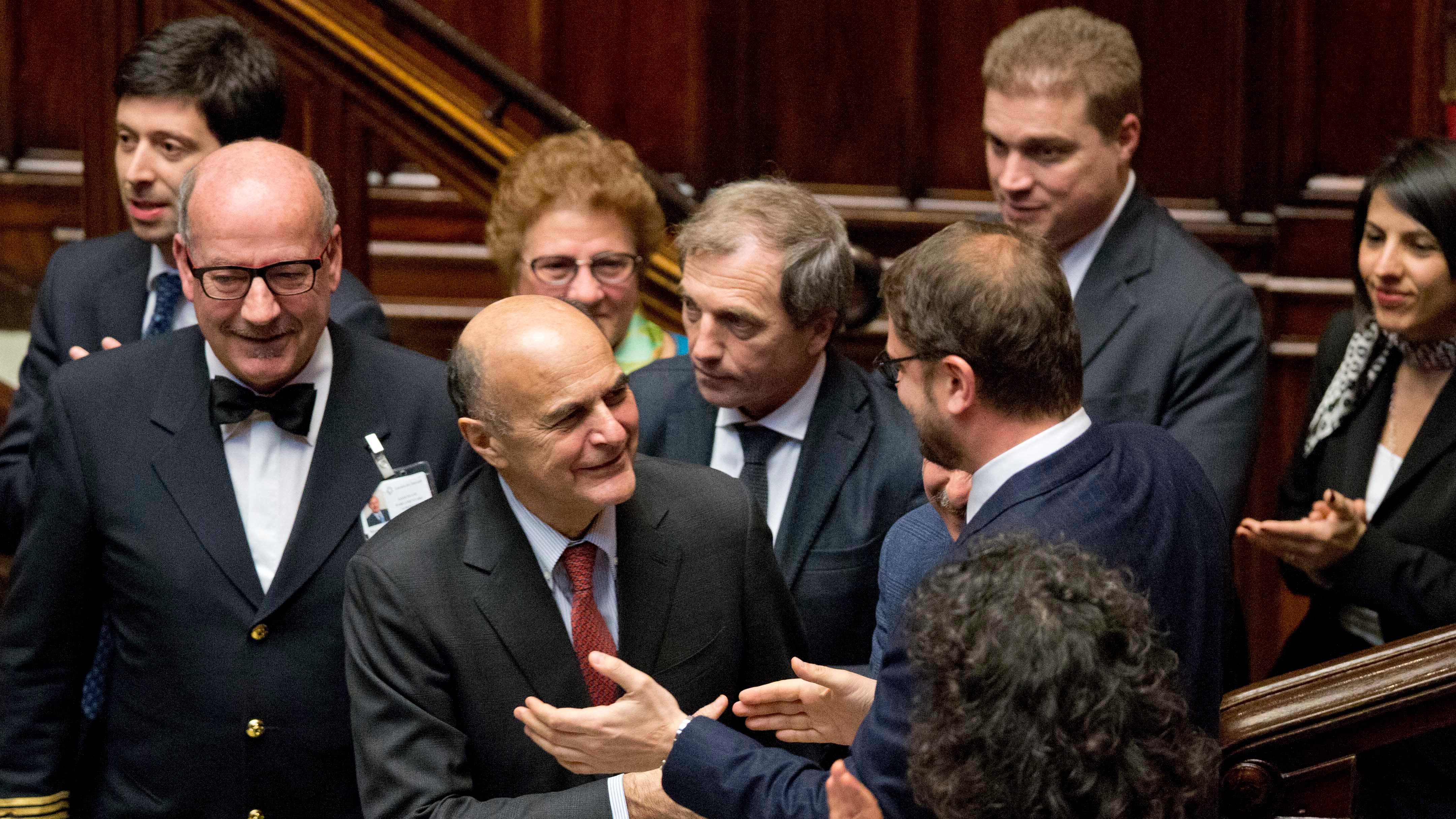 Sinistra fratricida, mezzo Pd molla Renzi