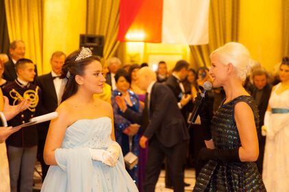 A Milano le debuttanti ballano il valzer. E c'è anche Cenerentola 2