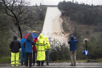 Paura in California: la diga di Oroville rischia di collassare 6