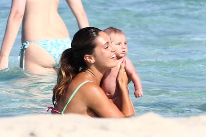 Cecilia, sexy babysitter per il piccolo Santiago 6