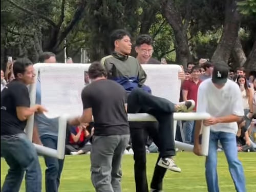 “Aura Battle”, la nuova sfida virale che porta i ragazzi dai social alle piazze ed ha conquistato anche il Papa