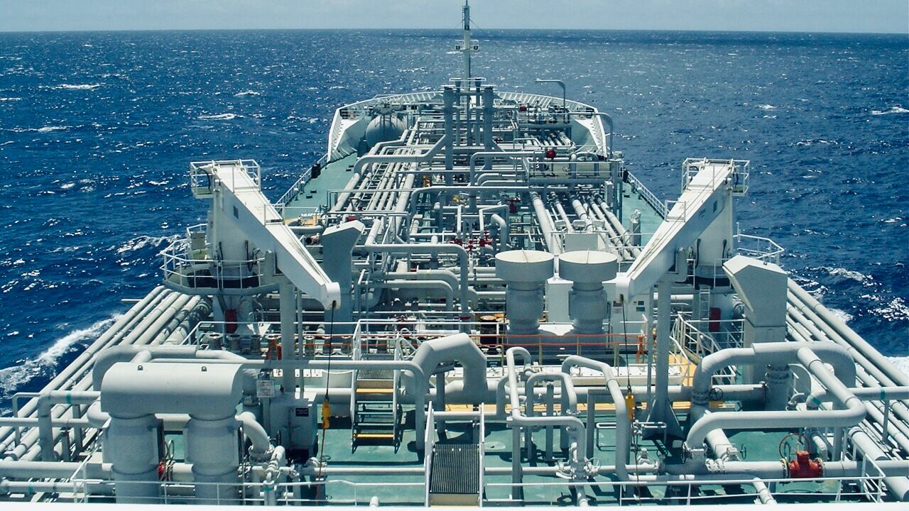 La "flotta ombra": ecco come Putin aggira le sanzioni internazionali sul petrolio
