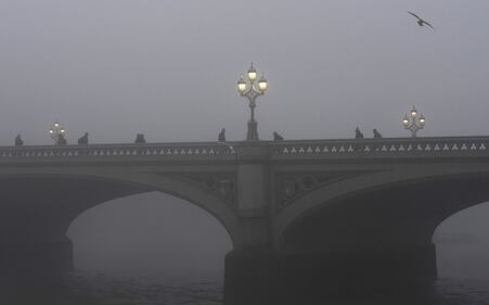 Il fascino di Londra avvolta dalla nebbia 13