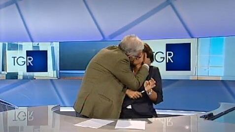 Gene Gnocchi, al Tg Puglia si alza e bacia la conduttrice