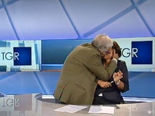 Gene Gnocchi, al Tg Puglia si alza e bacia la conduttrice