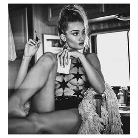 Rosie Huntington-Whiteley: nuda su Instagram per Violet Grey 5
