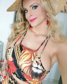 Francesca Cipriani, lato b esplosivo in barca 5