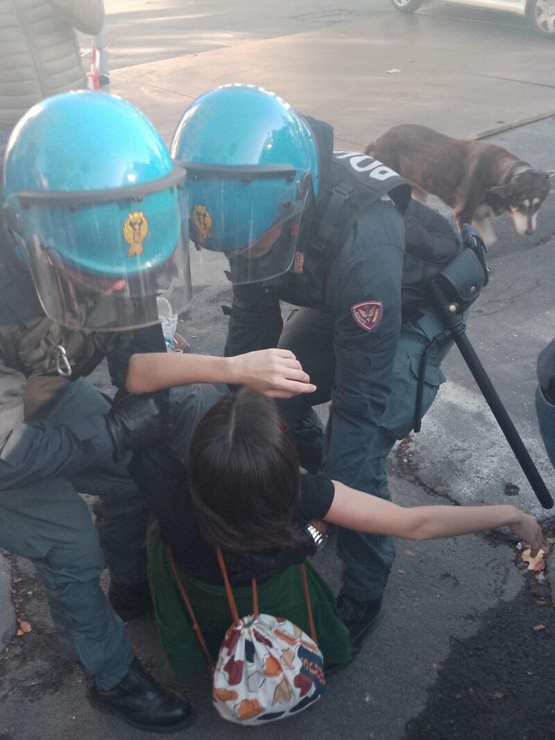 Traffico bloccato e fontana imbrattata di rosso, le immagini del blitz di Ultima generazione a Catania 5
