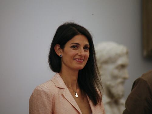 Roma brucia? La Raggi si ricandida a sindaco. Ma deve superare Rousseau e doppio mandato
