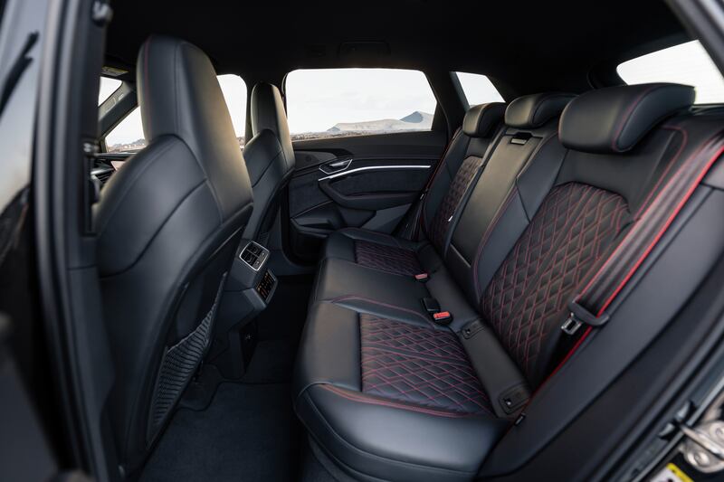 Le immagini della nuova Audi Q8 e-tron 4