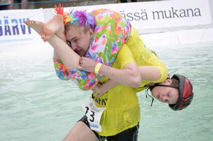 Finlandia, il campionato del mondo di "trasporto della moglie" 1