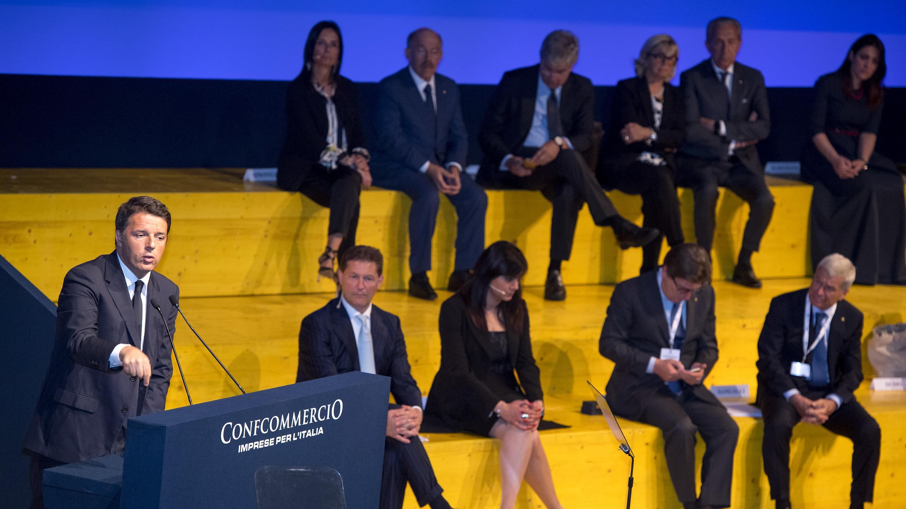 Ora Renzi snobba pure i fischi: "È normale, ci metto la faccia"