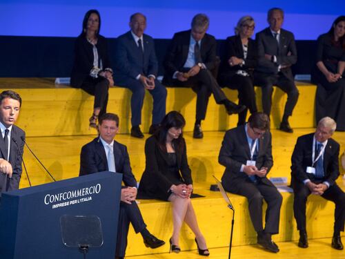 Ora Renzi snobba pure i fischi: "È normale, ci metto la faccia"
