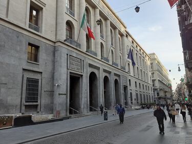 Emergenza coronavirus, strade e piazze di Napoli vuote 7