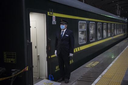 A Wuhan finisce il lockdown: la fila in stazione 2