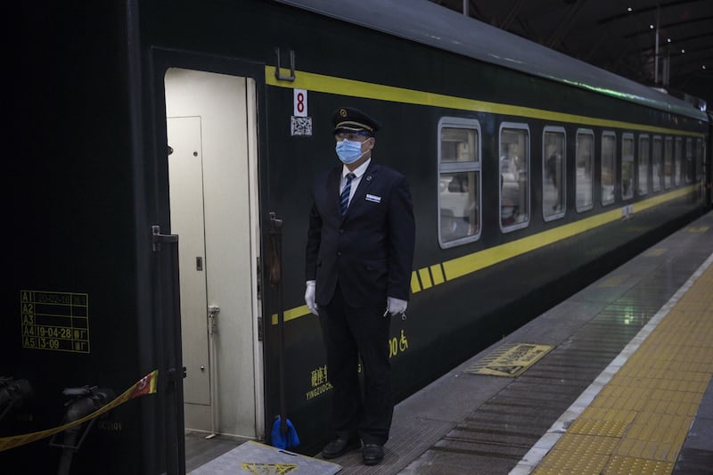 A Wuhan finisce il lockdown: la fila in stazione 2