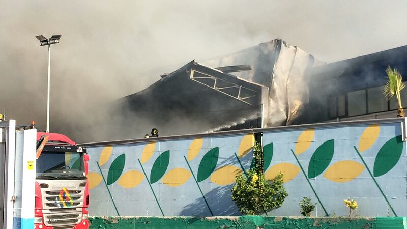 Balle di rifiuti a fuoco: maxi incendio in un'azienda  2