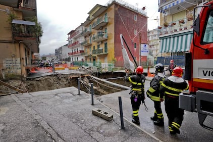 Napoli, maxi voragine in strada a Pianura 15