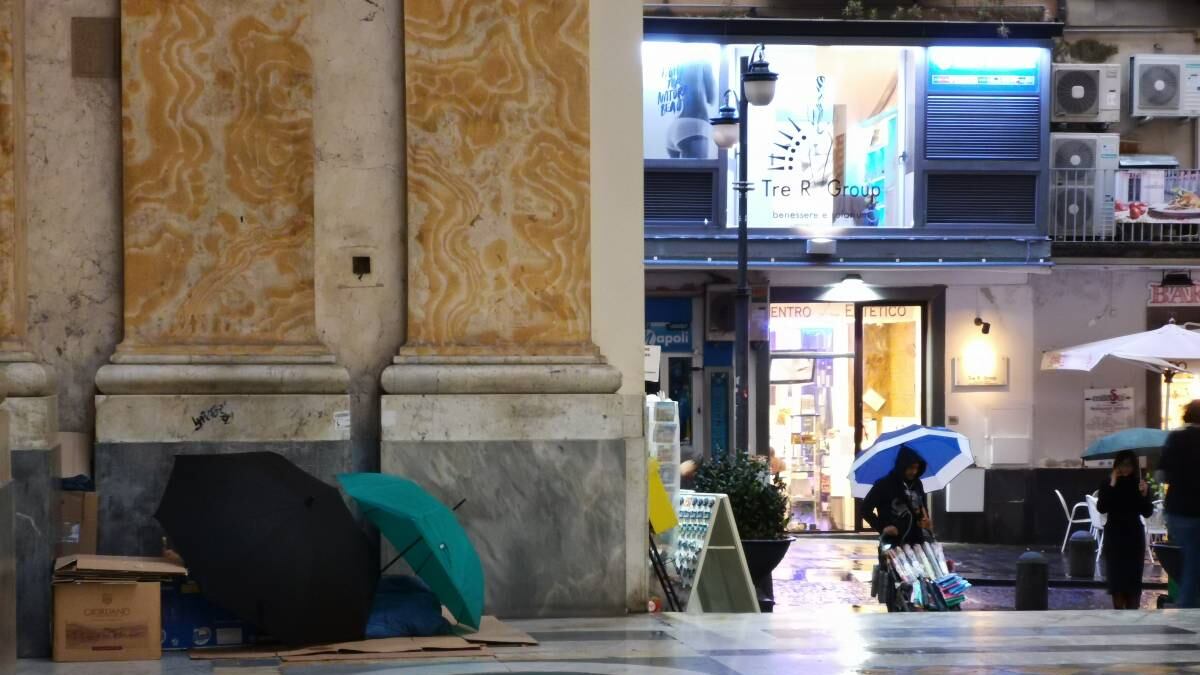 Clochard muore nella Galleria Umberto. "Nulla è cambiato"