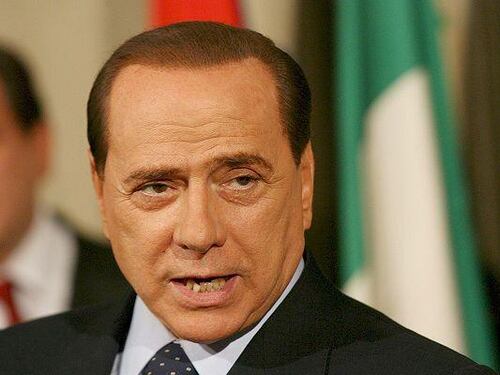 Berlusconi cade mentre fa jogging: spalla e polso contusi
