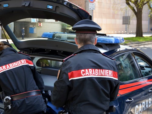 Guardia sorprende il ladro e gli spara