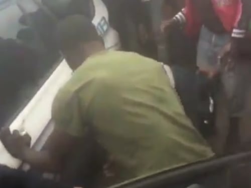 Foggia, il video dell'arresto del gambiano. Ammanettato all'auto della polizia