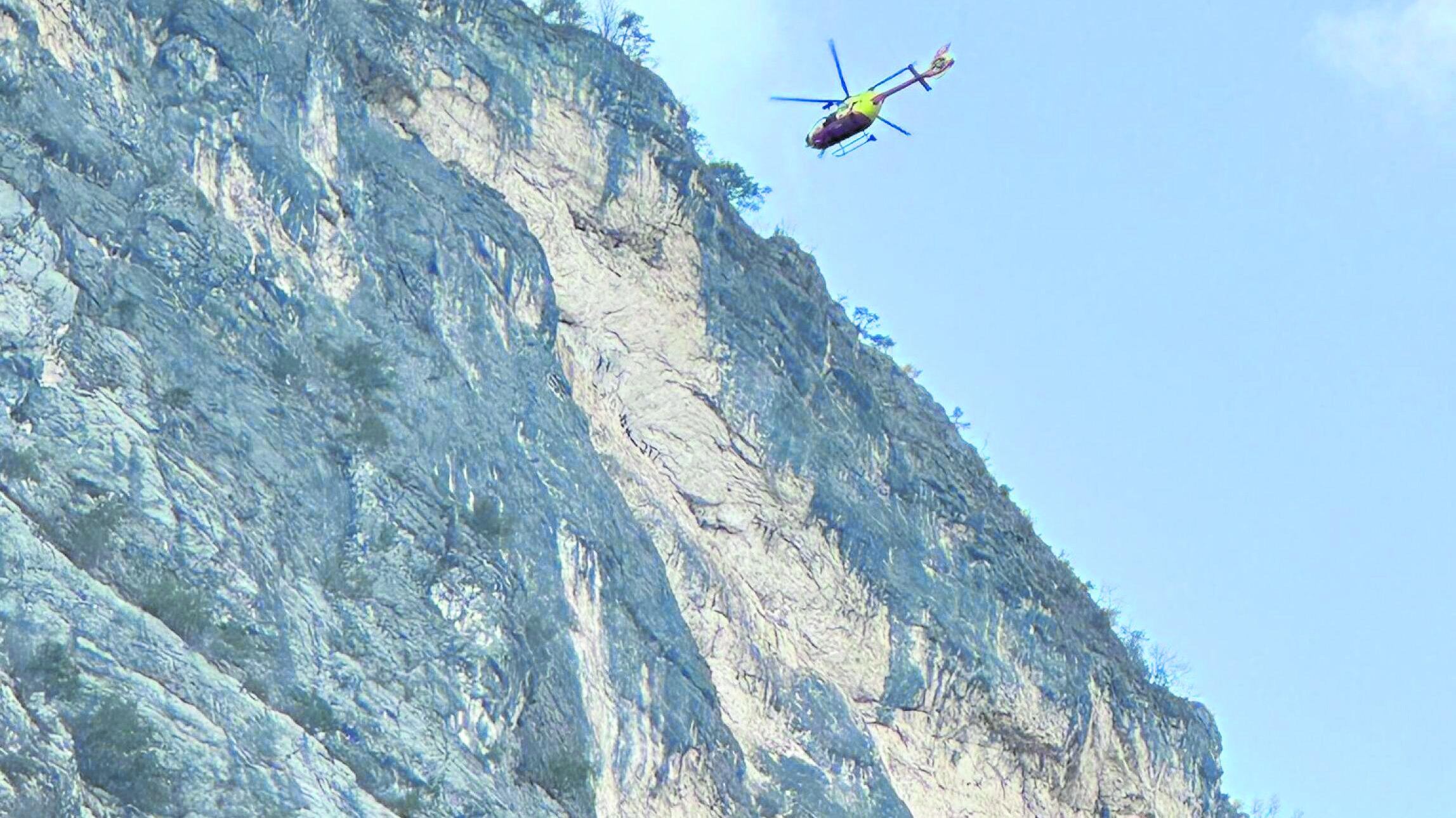 Base jumper si schianta lanciandosi con la tuta alare